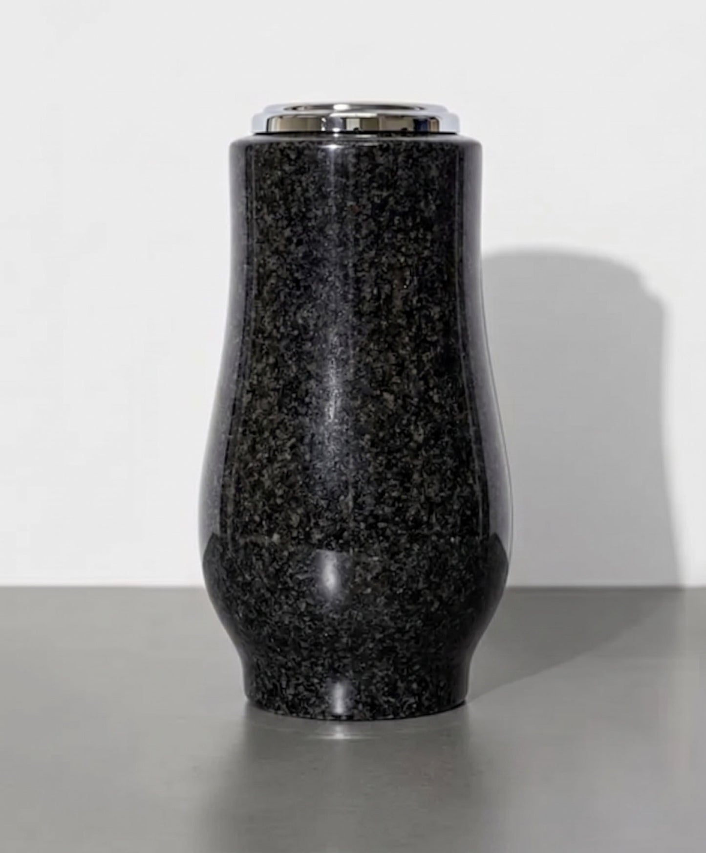 Gran jarrón torneado de granito (28 cm) para sepulturas. Silueta robusta y elegante de gran estabilidad. Ideal para ramos grandes en el cementerio. ¡Compra aquí!