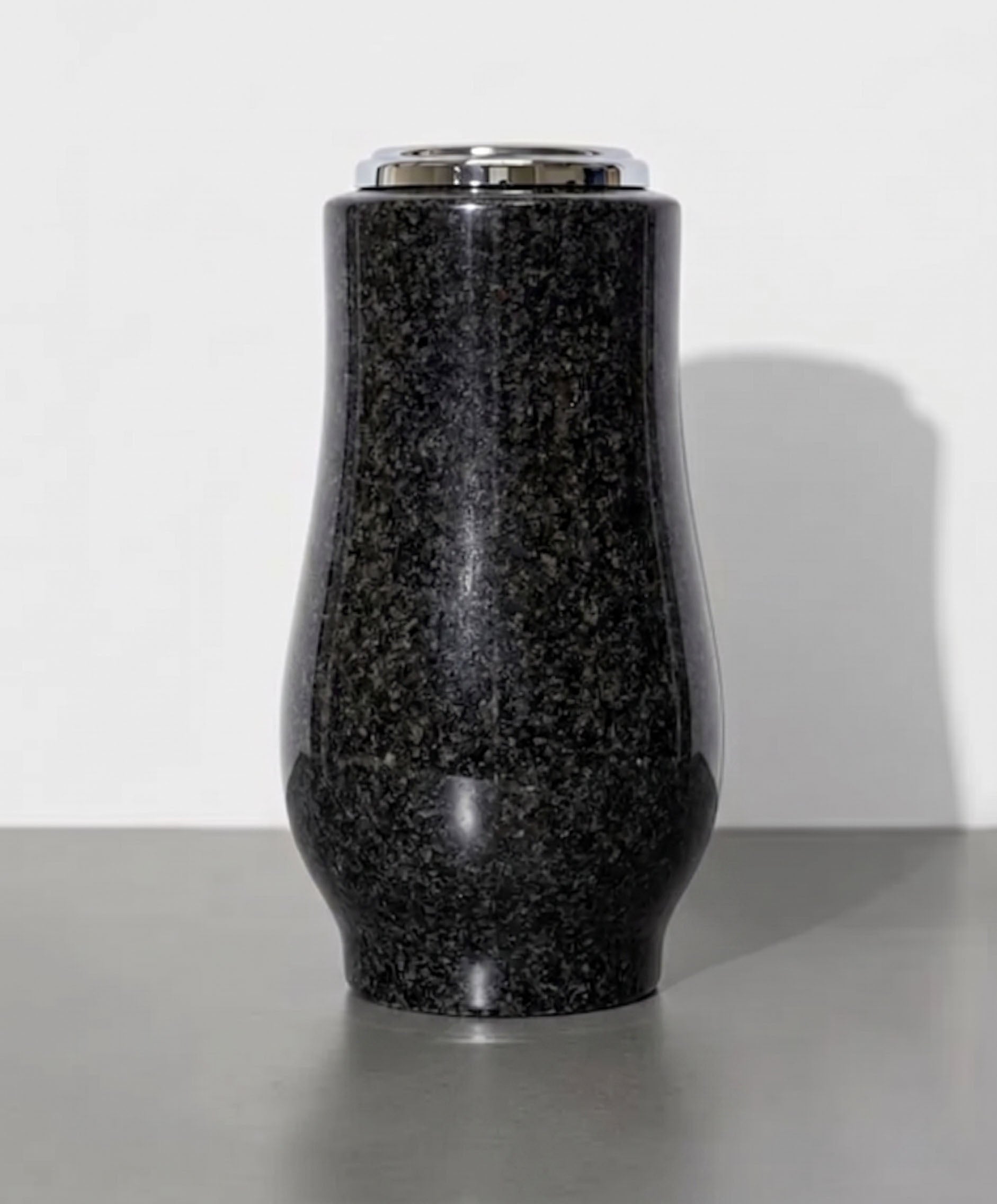 Gran jarrón torneado de granito (28 cm) para sepulturas. Silueta robusta y elegante de gran estabilidad. Ideal para ramos grandes en el cementerio. ¡Compra aquí!