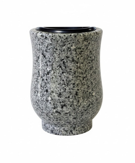 Jarrón 1/2 de granito para lápidas de nicho, diseñado con fijación a pared para una instalación segura y estable. Incluye depósito 1/2 de plástico para flores (Ref. D‑62). Medidas 18 × 12 × 6 cm. Producto en stock con entrega inmediata y envíos a toda España.