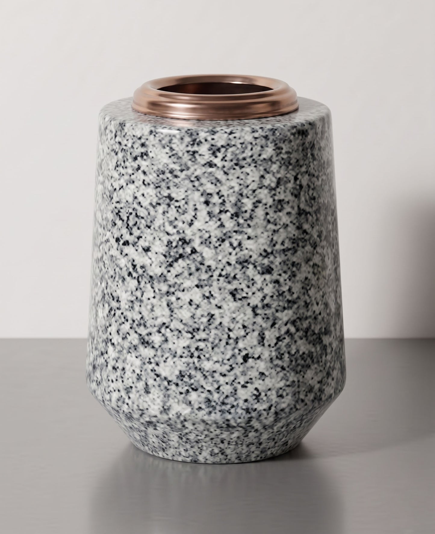 Jarrón redondo de granito de 24 cm, diseñado especialmente para sepulturas y tumbas de suelo. Máxima estabilidad y resistencia al clima. ¡Consíguelo aquí!