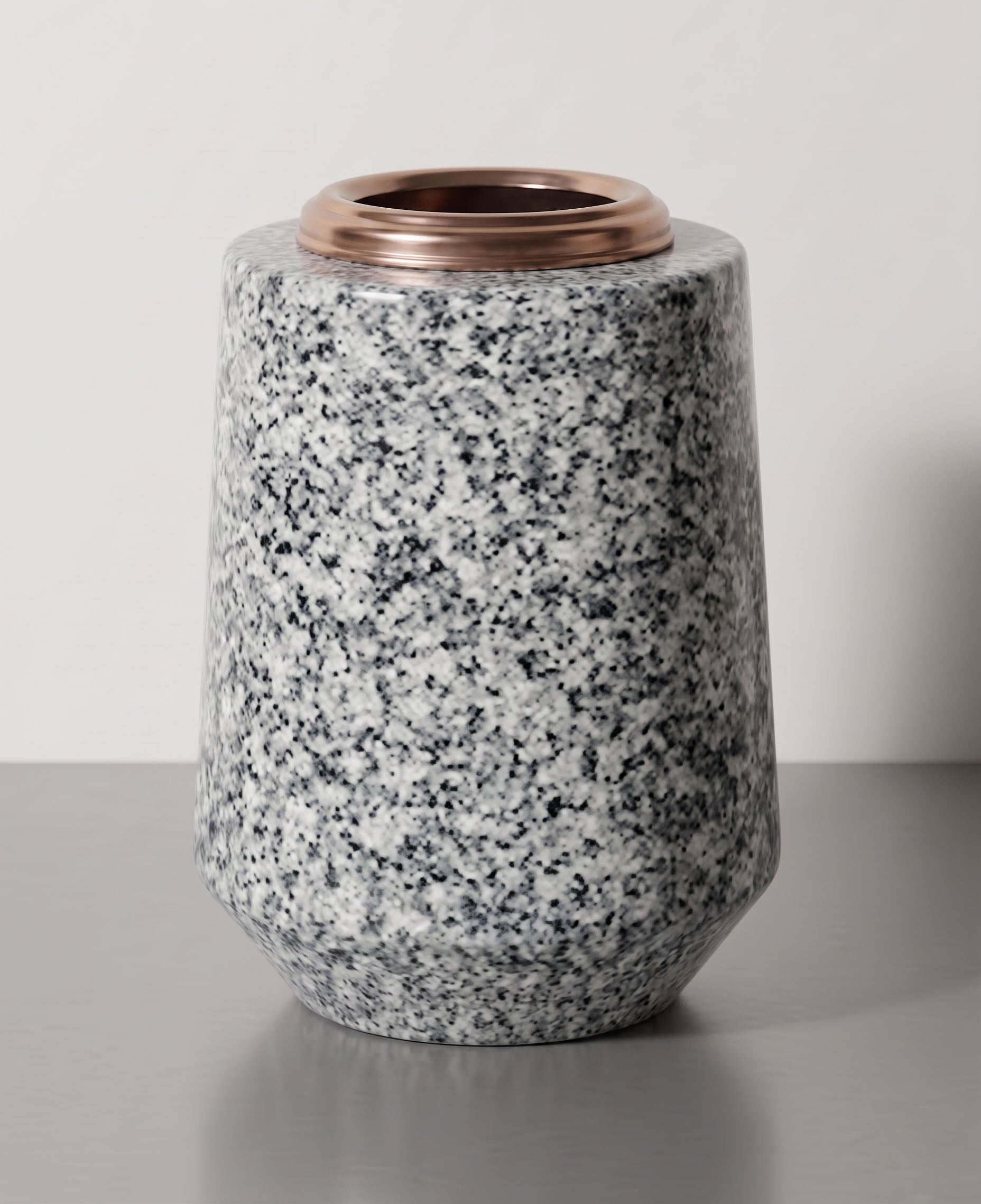 Jarrón redondo de granito de 24 cm, diseñado especialmente para sepulturas y tumbas de suelo. Máxima estabilidad y resistencia al clima. ¡Consíguelo aquí!