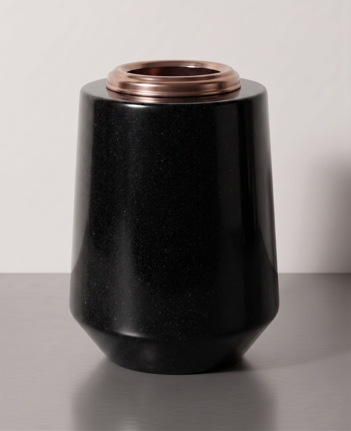 Jarrón redondo de granito de 24 cm, diseñado especialmente para sepulturas y tumbas de suelo. Máxima estabilidad y resistencia al clima. ¡Consíguelo aquí!