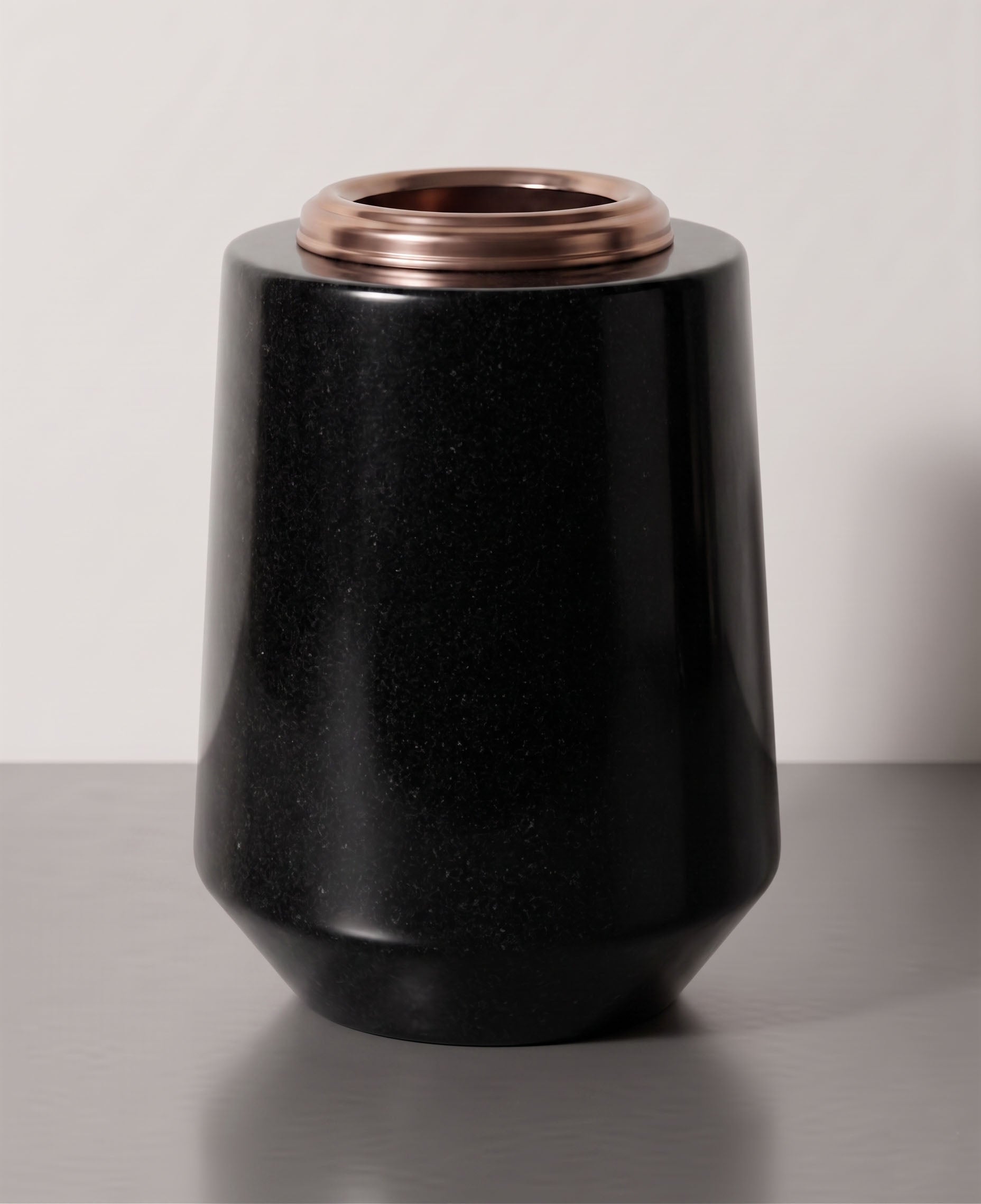 Jarrón redondo de granito de 24 cm, diseñado especialmente para sepulturas y tumbas de suelo. Máxima estabilidad y resistencia al clima. ¡Consíguelo aquí!