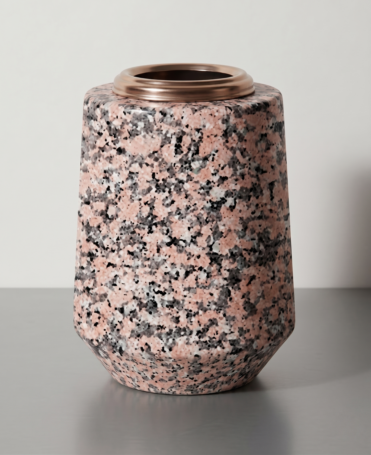 Jarrón redondo de granito de 24 cm, diseñado especialmente para sepulturas y tumbas de suelo. Máxima estabilidad y resistencia al clima. ¡Consíguelo aquí!