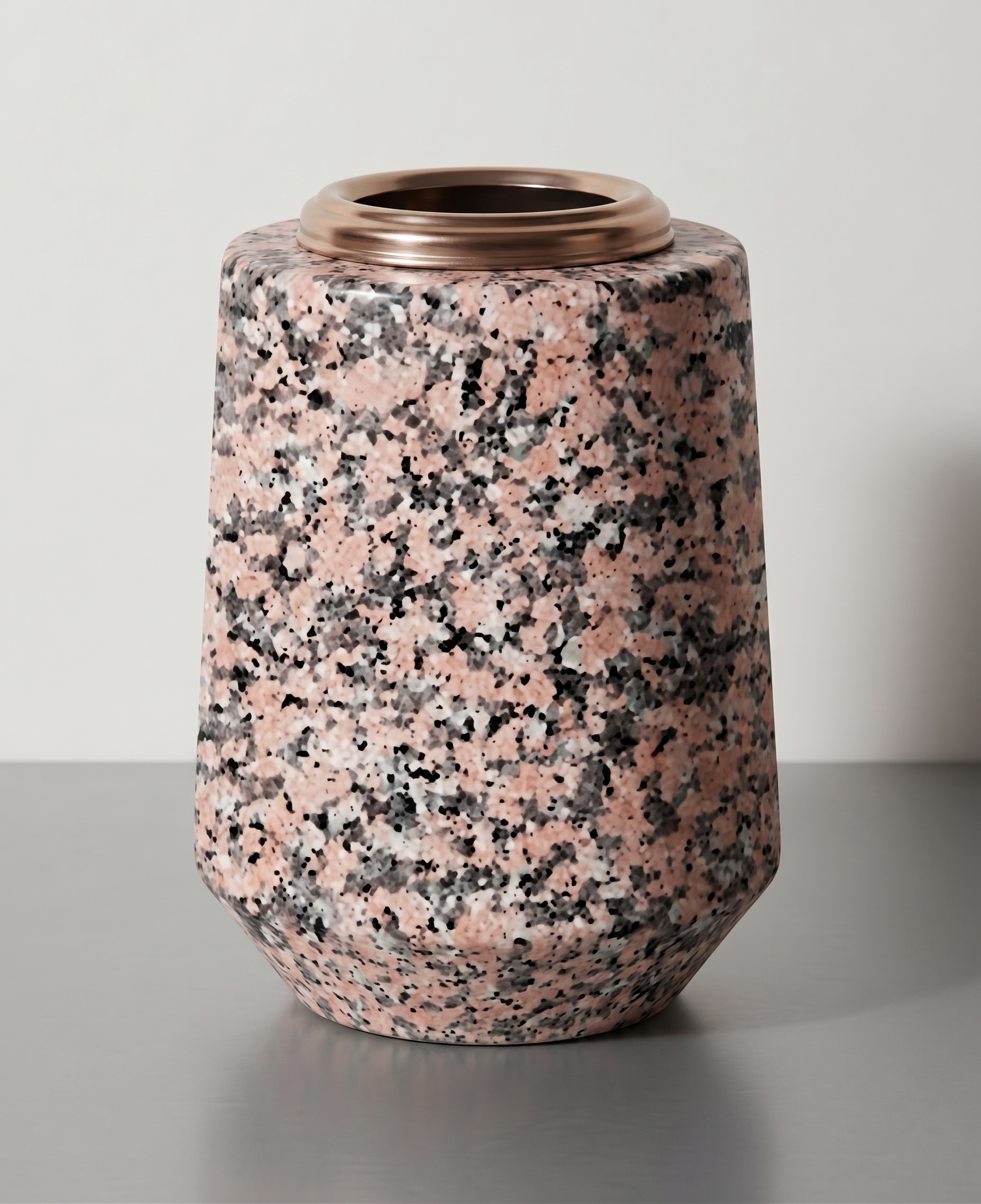 Jarrón redondo de granito de 24 cm, diseñado especialmente para sepulturas y tumbas de suelo. Máxima estabilidad y resistencia al clima. ¡Consíguelo aquí!