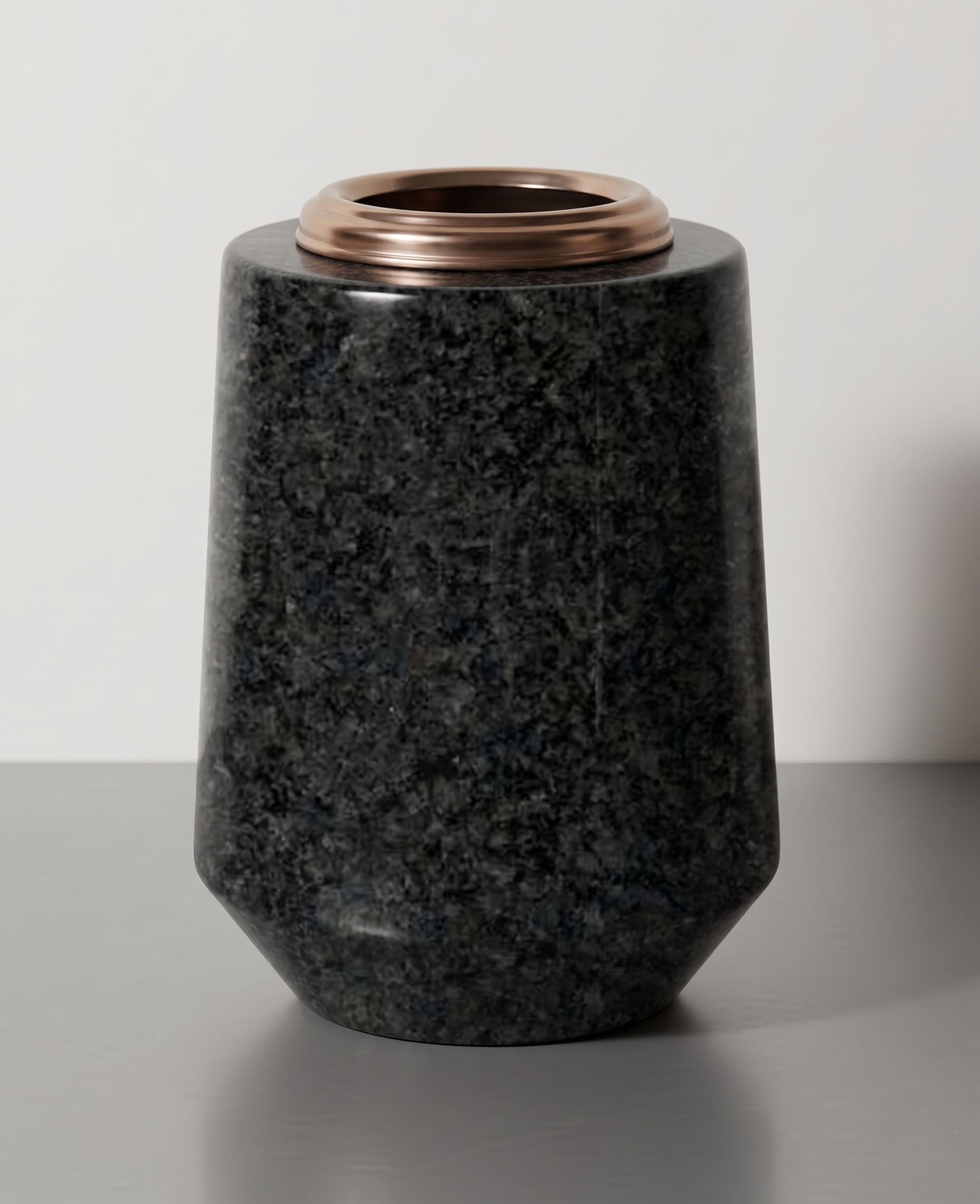 Jarrón redondo de granito de 24 cm, diseñado especialmente para sepulturas y tumbas de suelo. Máxima estabilidad y resistencia al clima. ¡Consíguelo aquí!