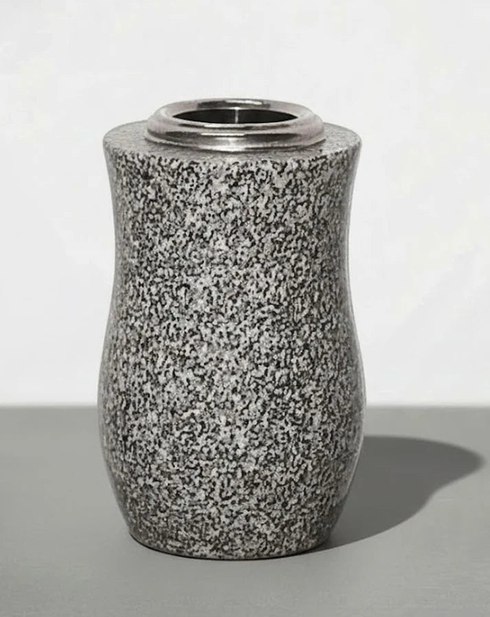 Jarrón de granito torneado de 24 cm para cementerio. Silueta clásica y elegante de alta resistencia a la intemperie. Ideal para lápidas y sepulturas. ¡Compra aquí!