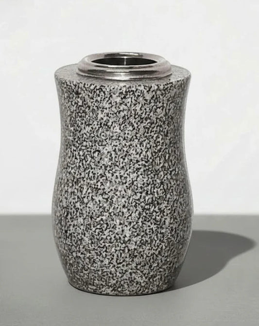 Jarrón de granito torneado de 24 cm para cementerio. Silueta clásica y elegante de alta resistencia a la intemperie. Ideal para lápidas y sepulturas. ¡Compra aquí!