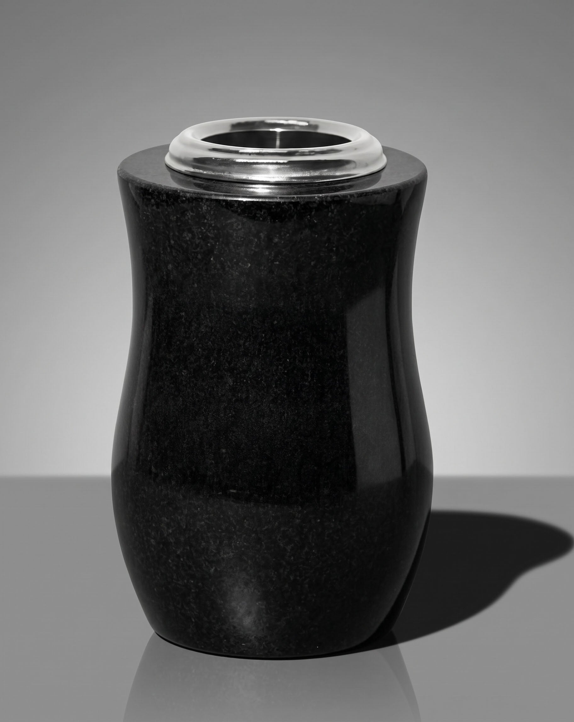 Jarrón de granito torneado de 24 cm para cementerio. Silueta clásica y elegante de alta resistencia a la intemperie. Ideal para lápidas y sepulturas. ¡Compra aquí!
