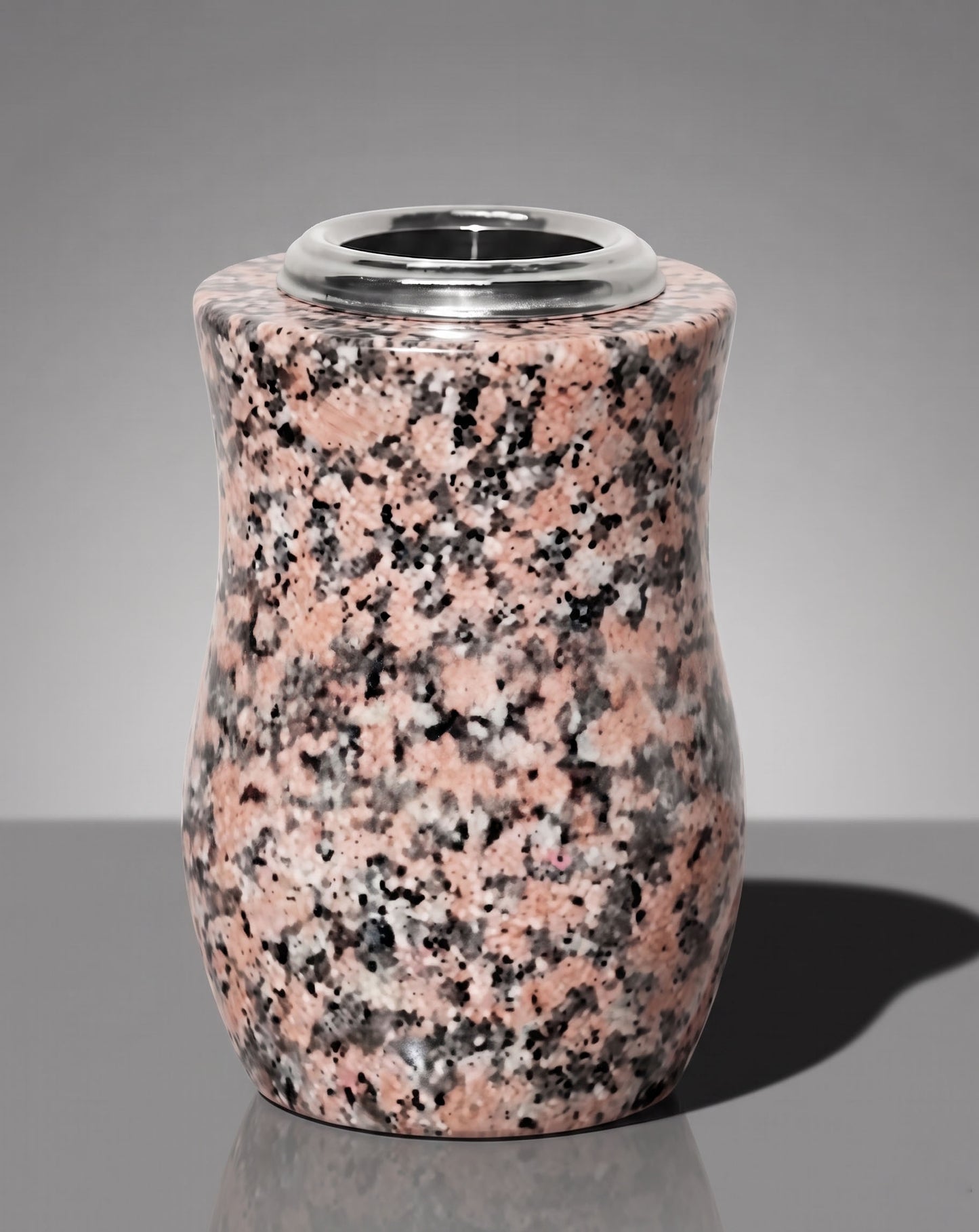 Jarrón de granito torneado de 24 cm para cementerio. Silueta clásica y elegante de alta resistencia a la intemperie. Ideal para lápidas y sepulturas. ¡Compra aquí!