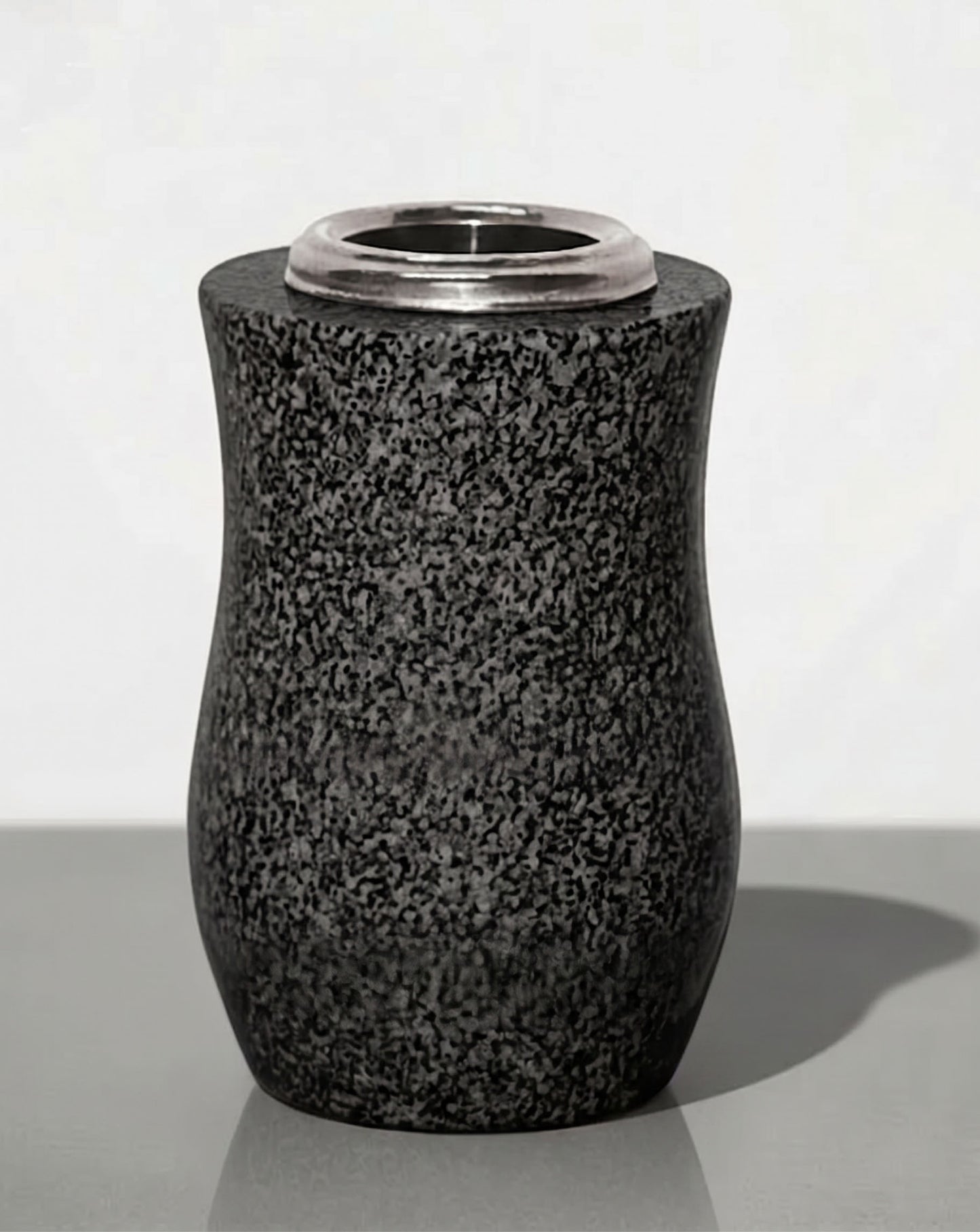 Jarrón de granito torneado de 24 cm para cementerio. Silueta clásica y elegante de alta resistencia a la intemperie. Ideal para lápidas y sepulturas. ¡Compra aquí!
