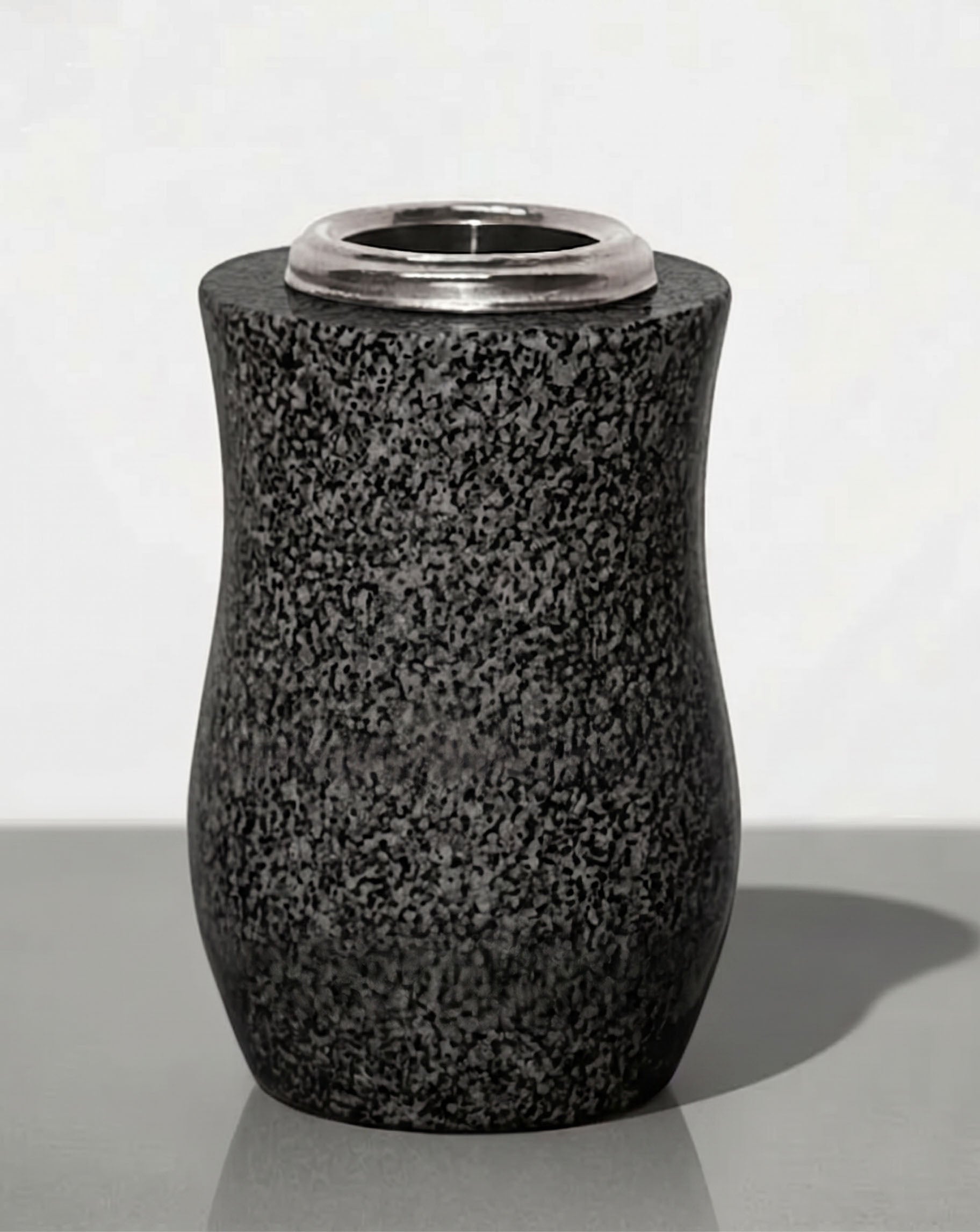 Jarrón de granito torneado de 24 cm para cementerio. Silueta clásica y elegante de alta resistencia a la intemperie. Ideal para lápidas y sepulturas. ¡Compra aquí!