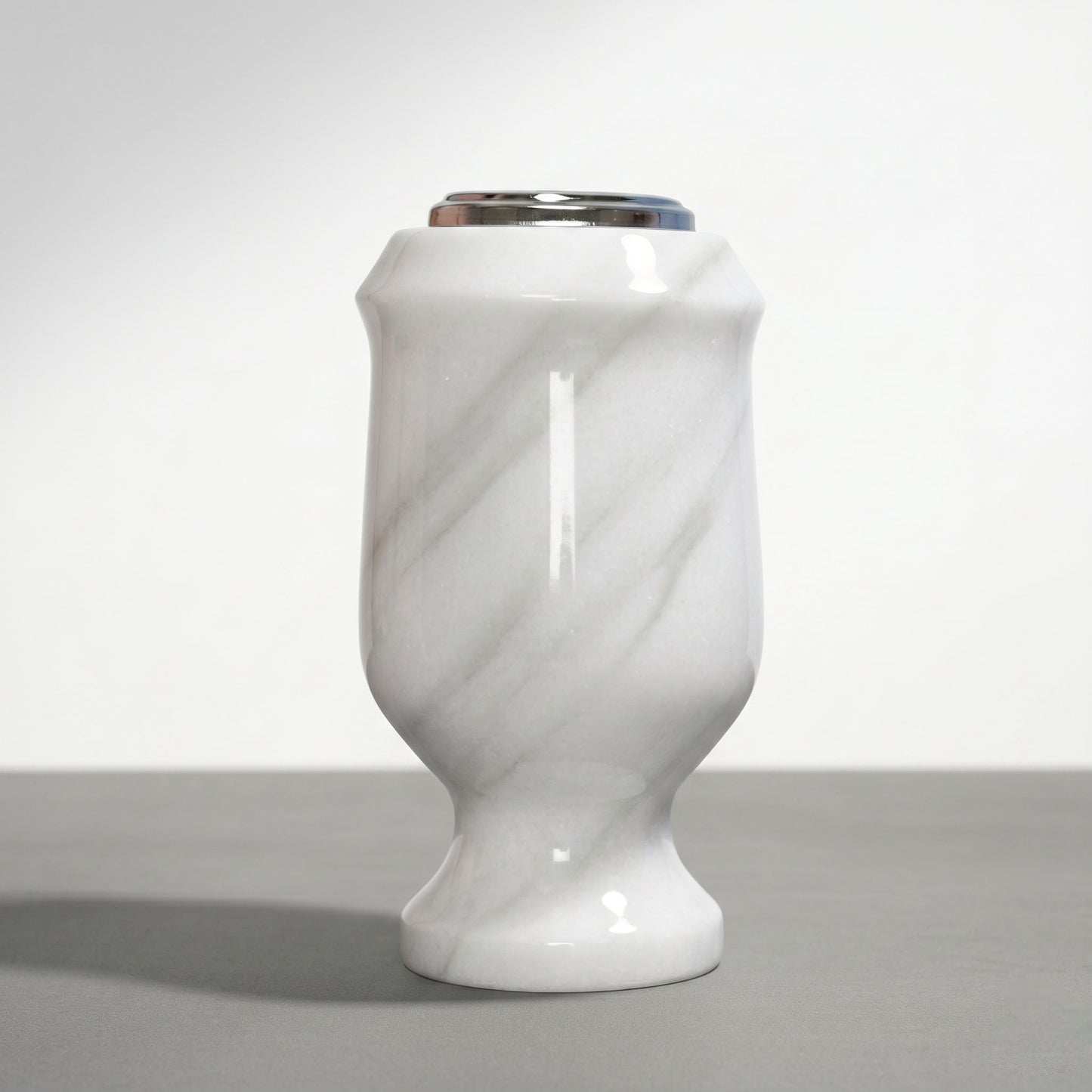 Jarrón con forma de copa de 24 cm diseñado para sepulturas. Silueta clásica muy elegante con base estable y máxima resistencia exterior. ¡Cómpralo aquí!