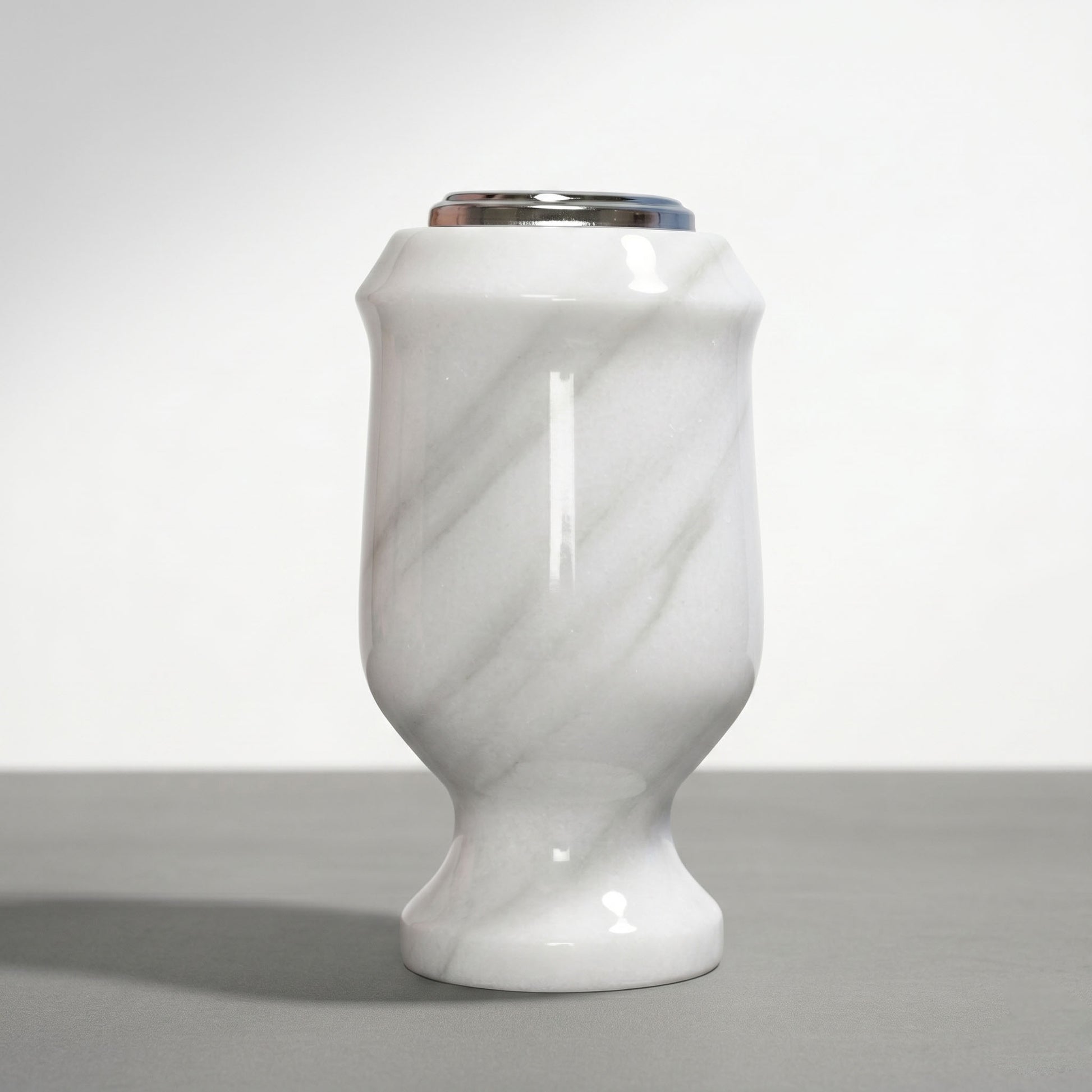 Jarrón con forma de copa de 24 cm diseñado para sepulturas. Silueta clásica muy elegante con base estable y máxima resistencia exterior. ¡Cómpralo aquí!