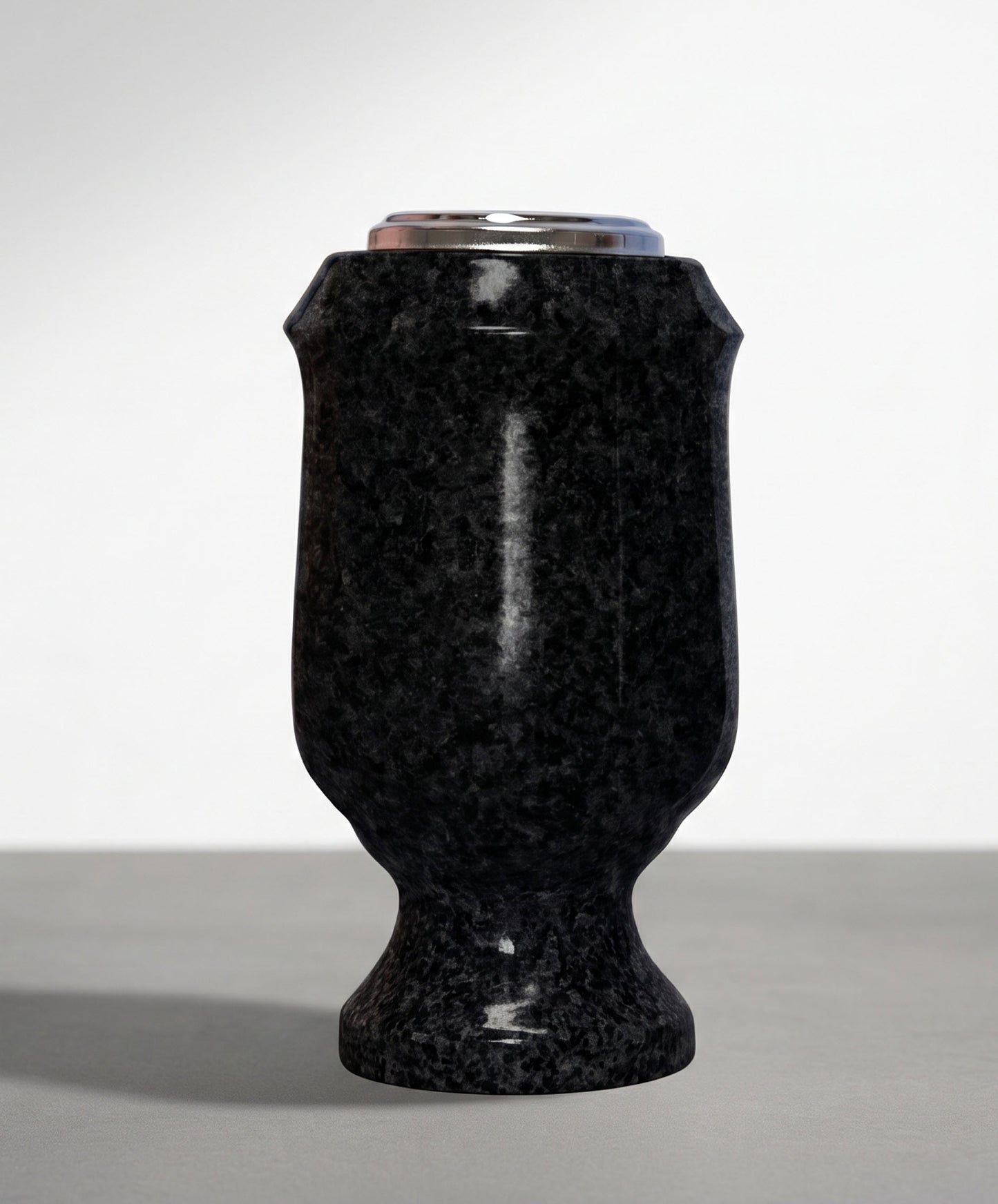 Jarrón con forma de copa de 24 cm diseñado para sepulturas. Silueta clásica muy elegante con base estable y máxima resistencia exterior. ¡Cómpralo aquí!