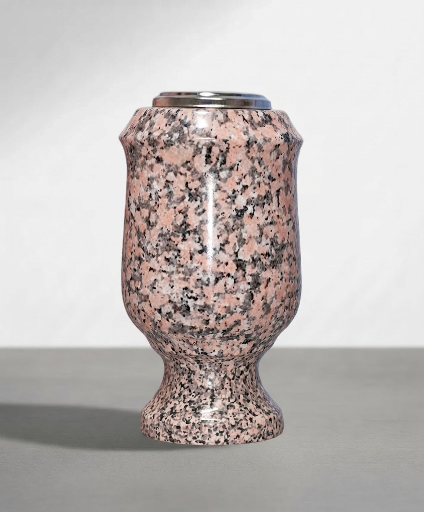 Jarrón con forma de copa de 24 cm diseñado para sepulturas. Silueta clásica muy elegante con base estable y máxima resistencia exterior. ¡Cómpralo aquí!