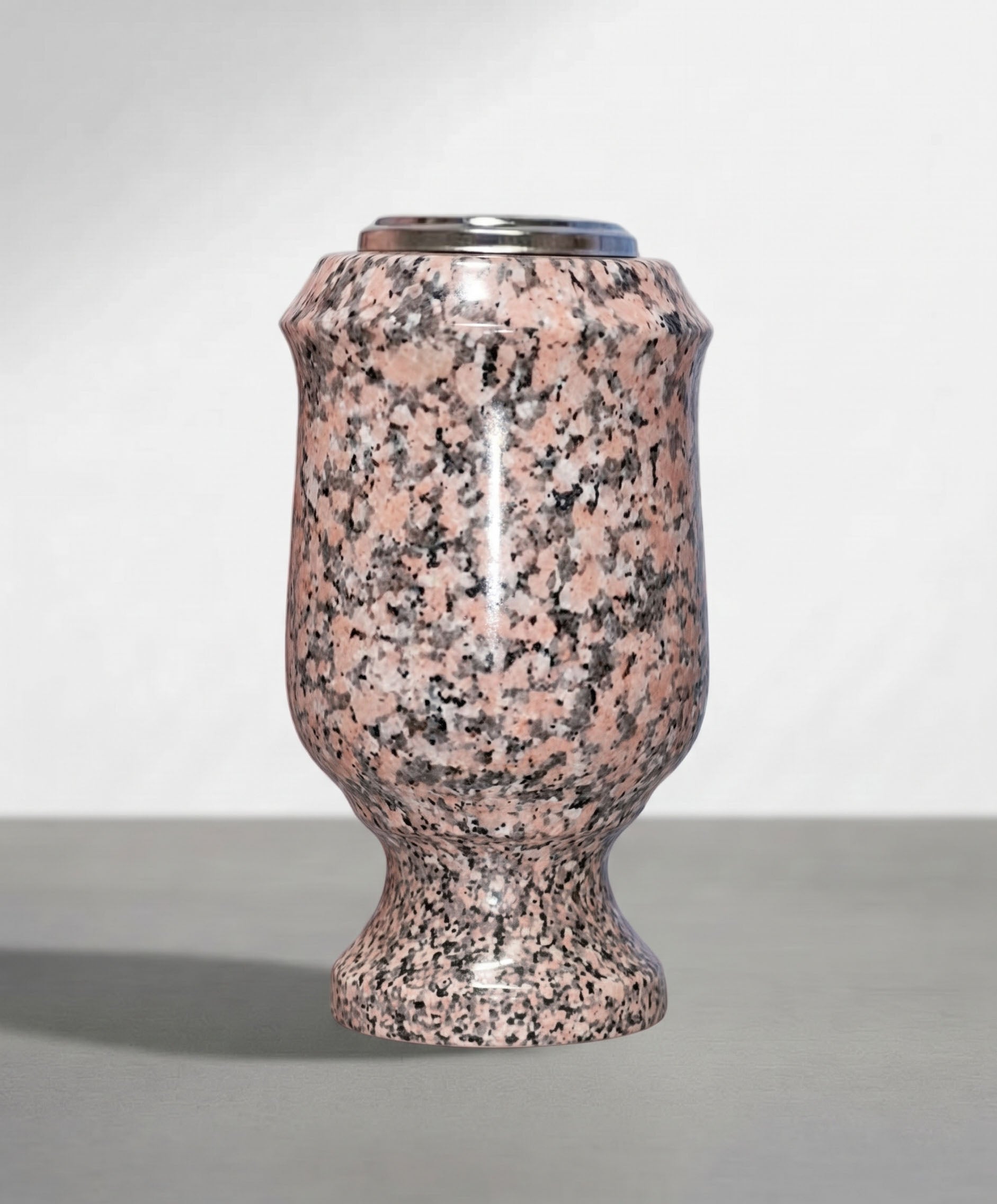 Jarrón con forma de copa de 24 cm diseñado para sepulturas. Silueta clásica muy elegante con base estable y máxima resistencia exterior. ¡Cómpralo aquí!