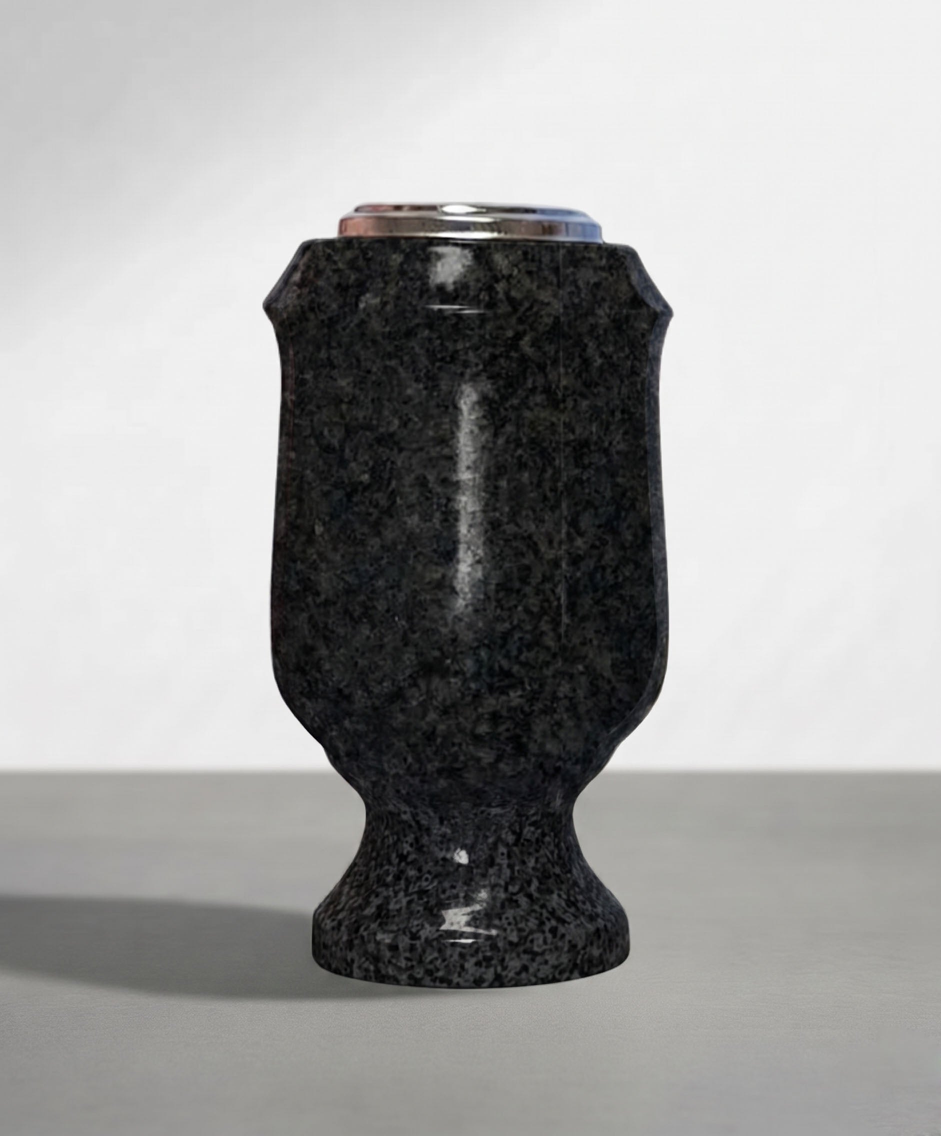 Jarrón con forma de copa de 24 cm diseñado para sepulturas. Silueta clásica muy elegante con base estable y máxima resistencia exterior. ¡Cómpralo aquí!