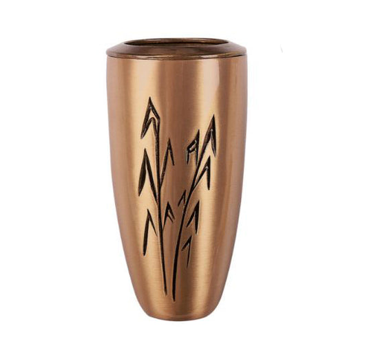 El jarrón cónico para lápidas de nicho modelo BR 2565 está fabricado en bronce con grabados decorativos, ofreciendo una estética clásica y duradera adecuada para su instalación en cementerios. 