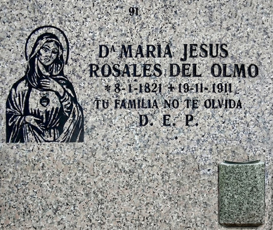 Lápida de nicho con Corazón de María y jarrón, grabado profesional en Madrid. Fabricación, personalización e instalación según normativa del cementerio. Memorial Spain.
