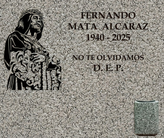 Lápida de nicho con Cristo de Medinaceli y jarrón, grabado profesional en Madrid. Fabricación, personalización e instalación según normativa del cementerio. Memorial Spain.