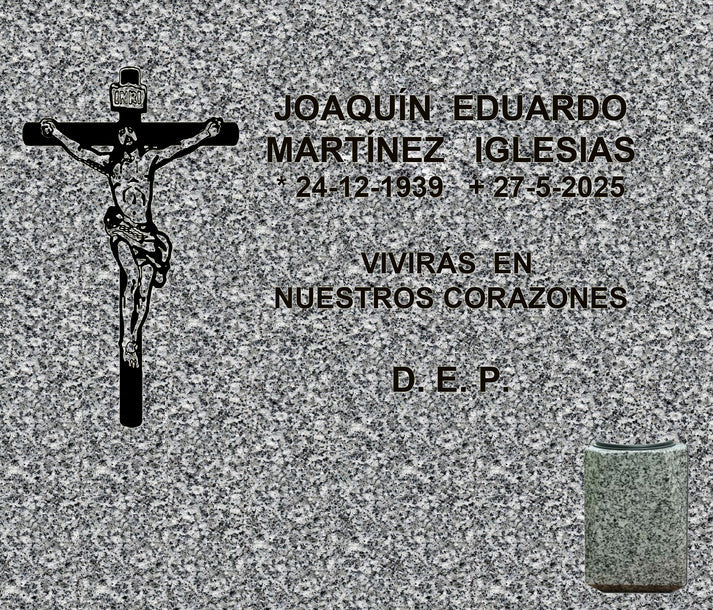 Lápida de nicho con cruz con Cristo y jarrón, grabado profesional en Madrid. Fabricación, personalización e instalación según normativa del cementerio. Memorial Spain.

