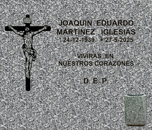 Lápida de nicho con cruz con Cristo y jarrón, grabado profesional en Madrid. Fabricación, personalización e instalación según normativa del cementerio. Memorial Spain.

