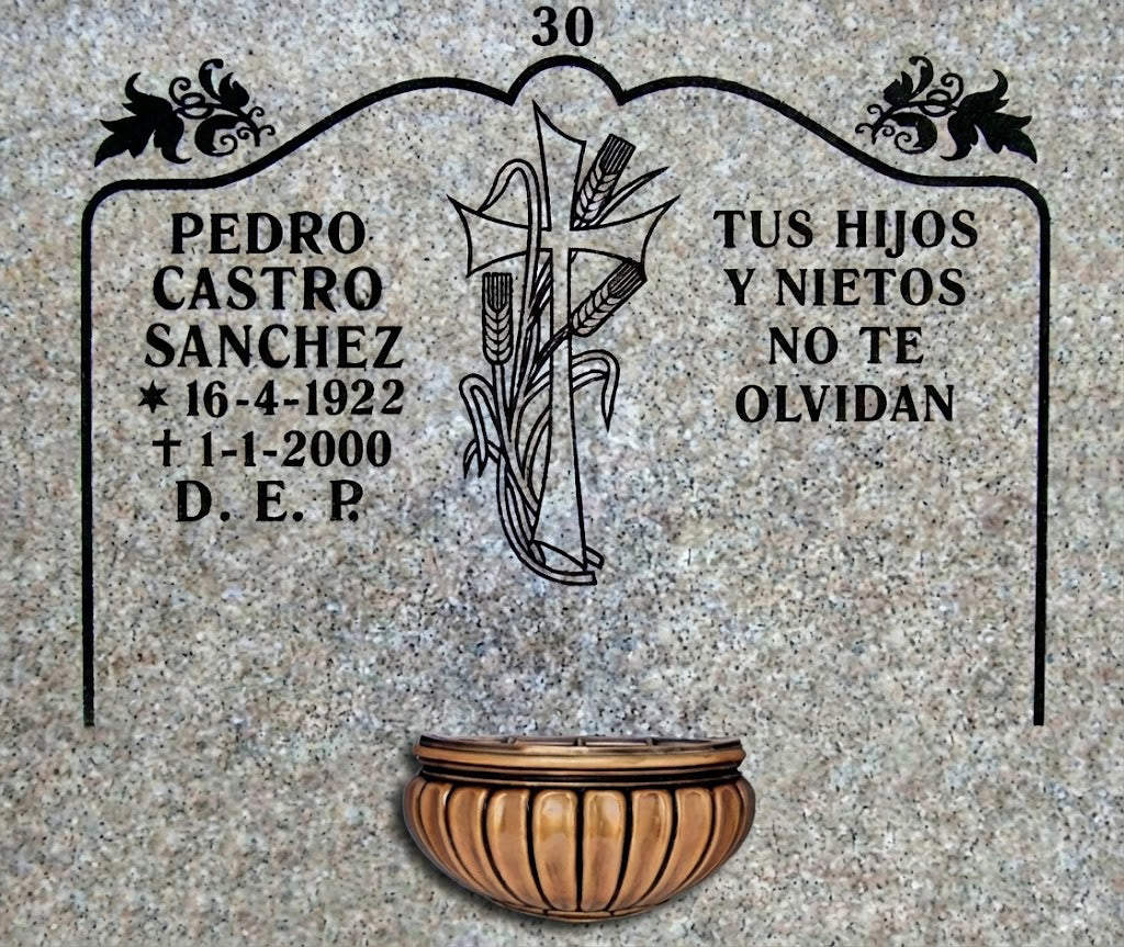 Lápida de nicho con cruz con espigas y jardinera, grabado profesional en Madrid. Fabricación, personalización e instalación según normativa del cementerio. Memorial Spain.