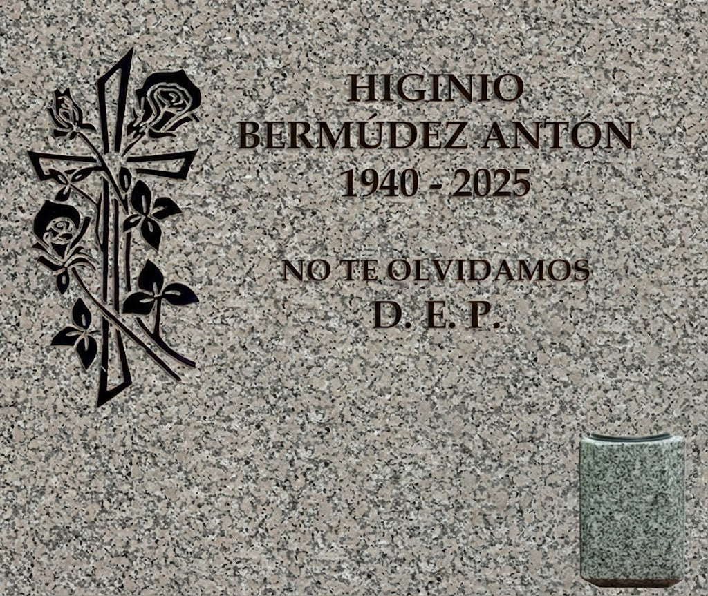 Lápida de nicho con cruz con rosas y jarrón, grabado profesional en Madrid. Fabricación, personalización e instalación según normativa del cementerio. Memorial Spain.