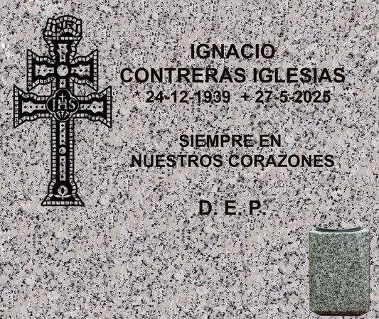 Lápida de nicho con Cruz de Caravaca, grabado profesional en Madrid. Fabricación, personalización e instalación según normativa del cementerio. Memorial Spain.