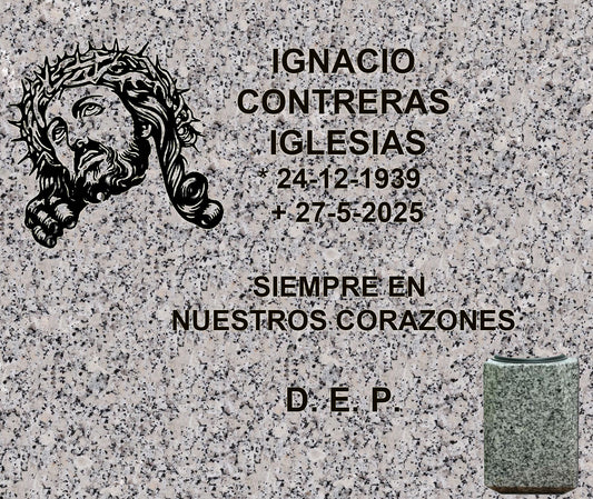Decoración de Lápida de Nicho con El Ecce Homo e Inscripción Grabada y jarrón para flores en Madrid