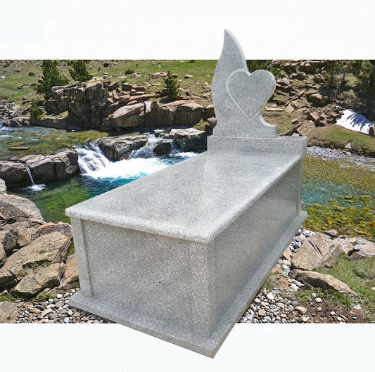Lápida en granito Gris Quintana modelo corazón de 5 cm, fabricada a medida para sepultura. Diseño emotivo y servicio profesional en Madrid.
