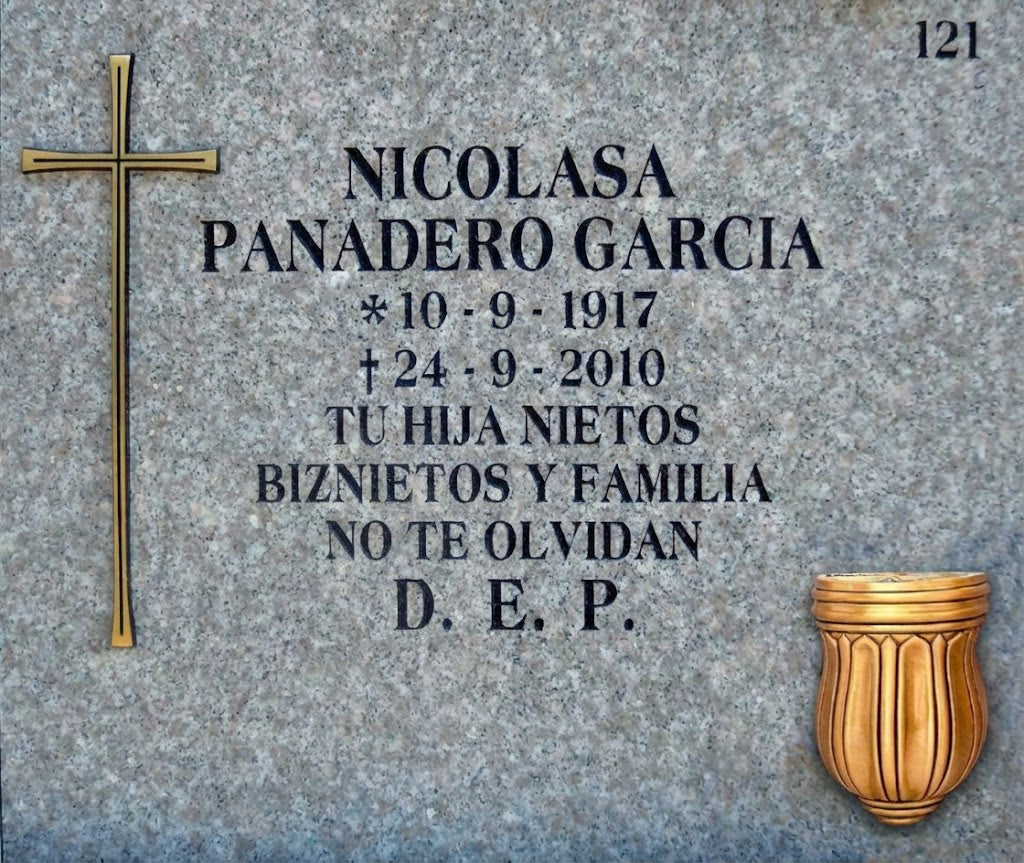 Lápida de nicho con cruz grabada y jarrón, grabado profesional en Madrid. Fabricación, personalización e instalación según normativa del cementerio. Memorial Spain.