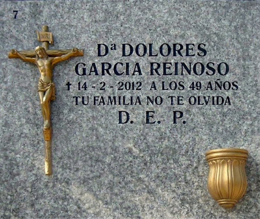 Lápida de nicho con cruz con Cristo y jarrón, grabado profesional en Madrid. Fabricación, personalización e instalación según normativa del cementerio. Memorial Spain.