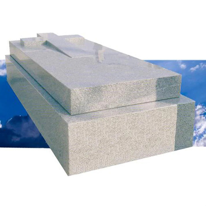 Lápida tumbón con cruz de cuña en relieve en granito Gris Quintana de 28 cm, fabricada a medida para sepultura. Diseño robusto y servicio profesional en Madrid.