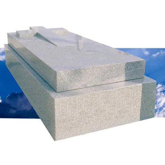 Lápida tumbón con cruz de cuña en relieve en granito Gris Quintana de 28 cm, fabricada a medida para sepultura. Diseño robusto y servicio profesional en Madrid.