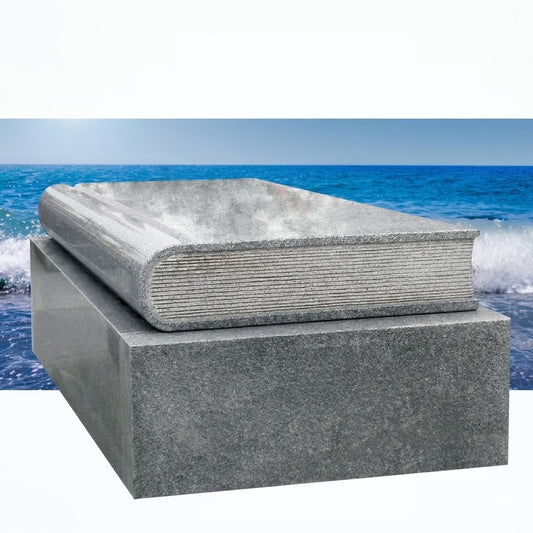Lápida tumbón con tapa libro en granito Gris Quintana de 23 cm, fabricada a medida para sepultura. Diseño robusto y servicio profesional en Madrid.
