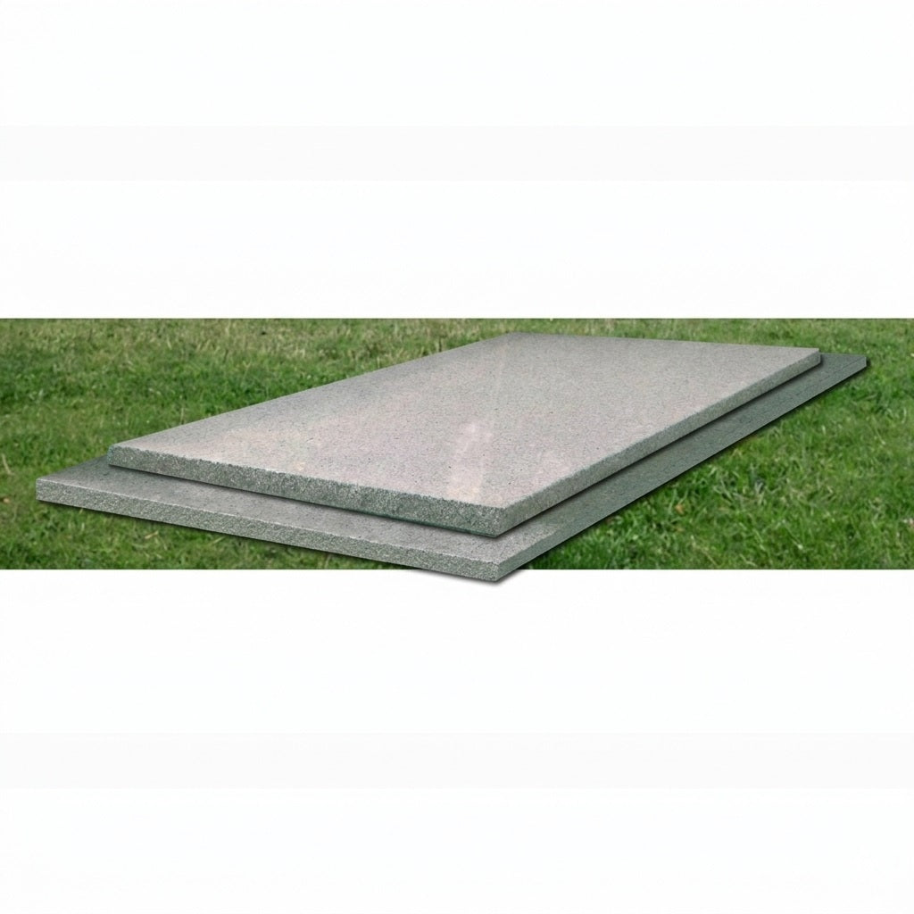 Lápida Modelo Tapa y Tiras en Granito Gris Quintana de 5 cm. Esta sepultura destaca por su diseño a ras de suelo, ofreciendo una estética limpia y discreta