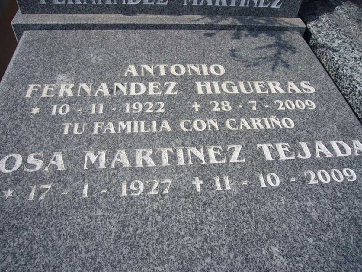 Inscripción en letras romanas grabadas y arenadas para sepulturas. Estilo clásico, gran contraste visual y durabilidad garantizada sobre granito y mármol.