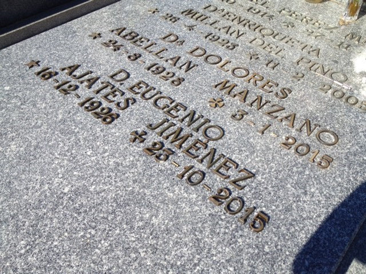 Inscripción en letras romanas de bronce doradas para sepulturas. Acabado clásico y elegante, alta resistencia al exterior y durabilidad garantizada sobre granito y mármol.