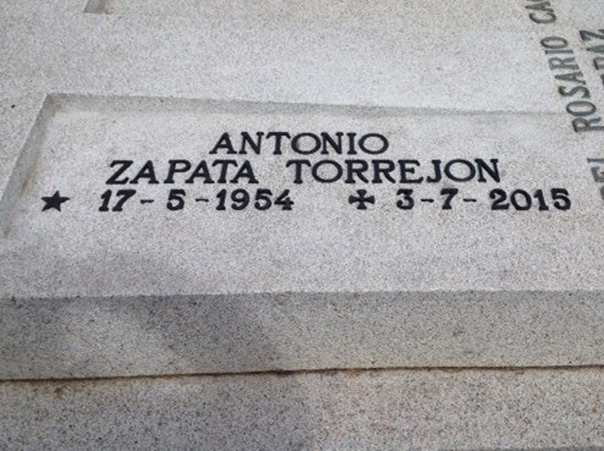 Inscripción en letras romanas de bronce negras para sepulturas. Estética sobria y elegante, alta resistencia al exterior y durabilidad garantizada sobre granito y mármol.
