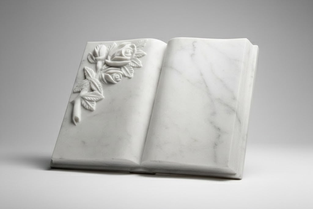 Libro de mármol con ramo de flores personalizable para lápidas y panteones. Grabado a medida, acabado de alta calidad y envío a toda España.