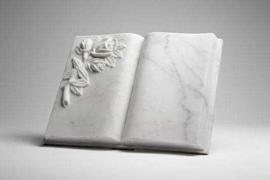 Libro de mármol con ramo de flores personalizable para lápidas y panteones. Grabado a medida, acabado de alta calidad y envío a toda España.
