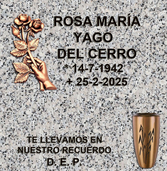 Mano con rosas en bronce para lápidas de columbario, con inscripción grabada y opción de jarrón de bronce para flores en Madrid. Diseño emotivo, elegante y duradero para cementerios. Memorial Spain.