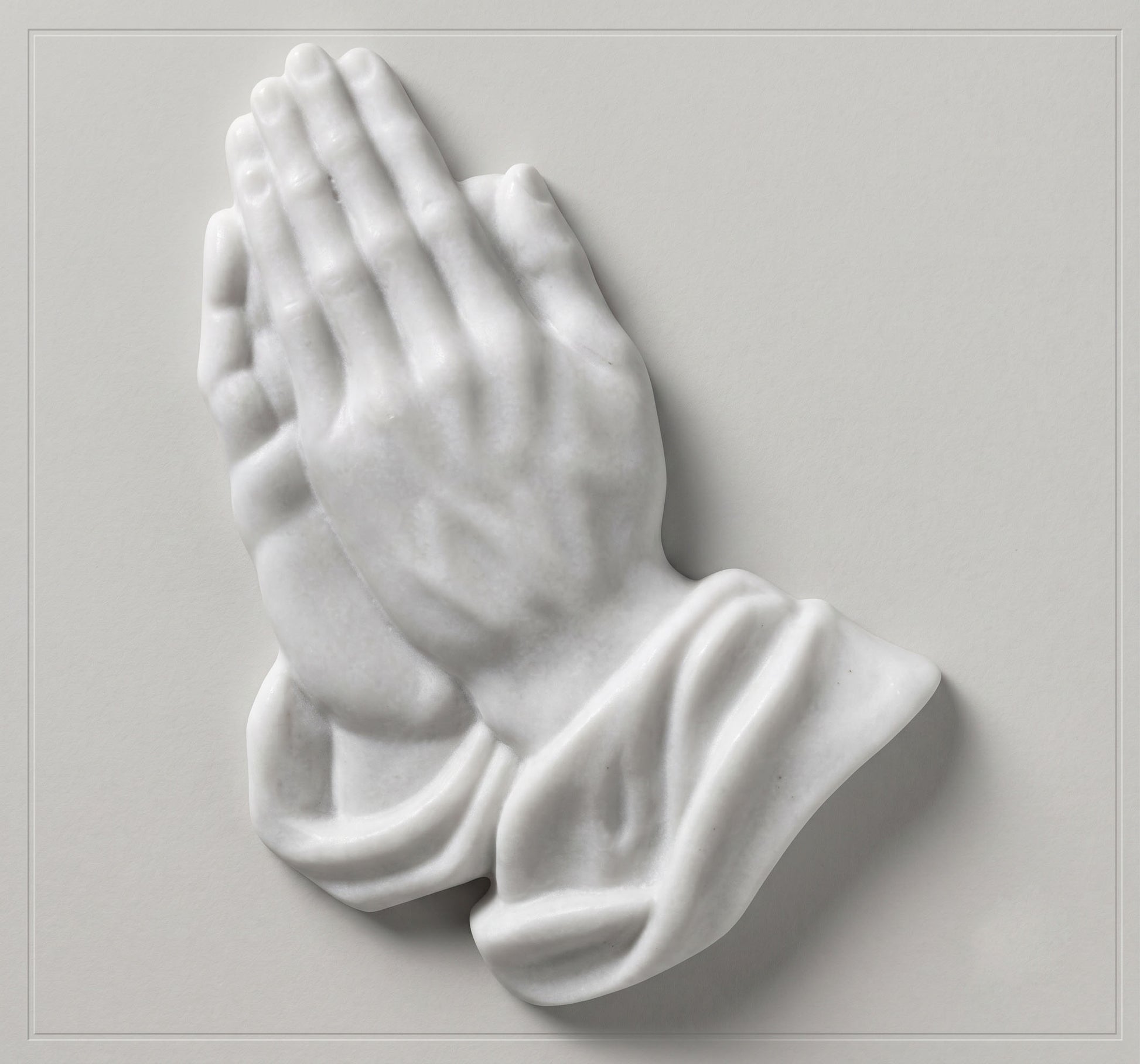 Las manos rezando MR 6901 son una pieza ornamental de gran simbolismo diseñada específicamente para el embellecimiento de lápidas y nichos. Fabricada en mármol sintético de alta calidad, esta pieza combina la estética clásica del mármol con una durabilidad superior, siendo totalmente resistente a la intemperie, los rayos UV y los cambios de temperatura.