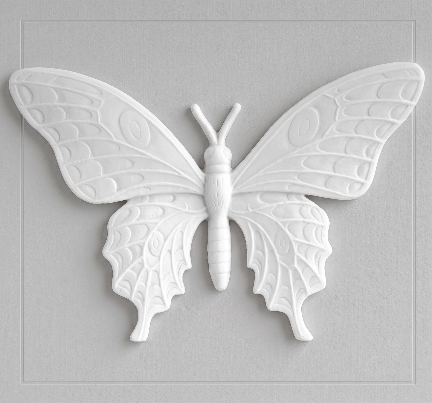 La Mariposa en Marmolina decorativa MR 6983 es una pieza ornamental cargada de simbolismo, diseñada específicamente para el embellecimiento de lápidas y nichos. Fabricada en mármol sintético de alta calidad, esta pieza combina la estética clásica del mármol con una durabilidad superior, siendo totalmente resistente a la intemperie, los rayos UV y los cambios de temperatura.