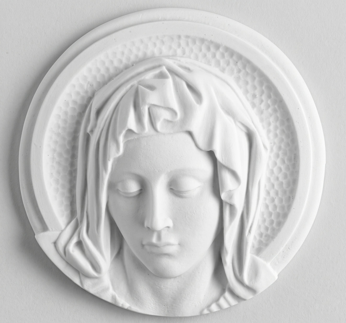 Compra el medallón de la Cara de la Virgen en marmolina de alta calidad. Disponible en tamaños de 14 cm y 21 cm. Una pieza fina y detallada ideal para colgar.