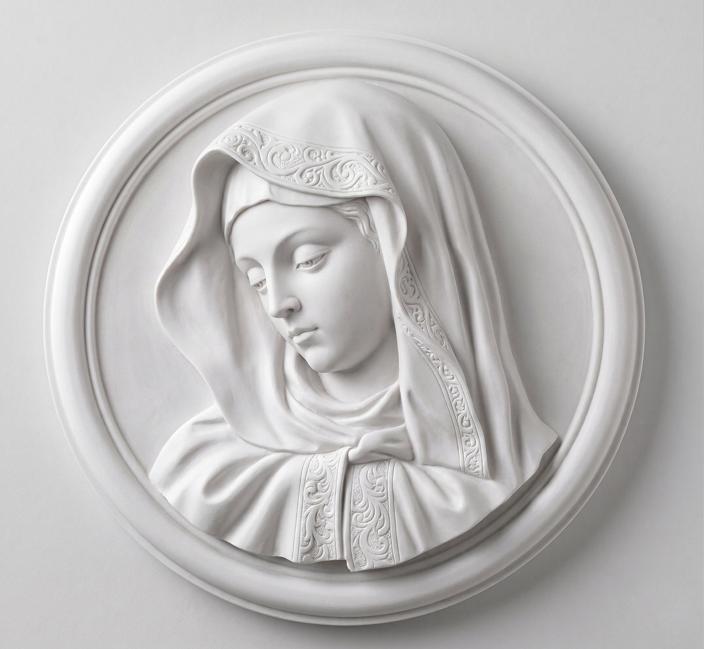 Medallón de la Virgen Dolorosa en marmolina de 21 cm. Una pieza artesanal de gran tamaño, perfecta para paredes, capillas o altares. Envío seguro. ¡Haz tu pedido!