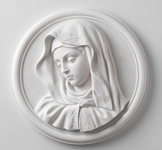 Medallón de la Virgen Dolorosa en marmolina de 21 cm. Una pieza artesanal de gran tamaño, perfecta para paredes, capillas o altares. Envío seguro. ¡Haz tu pedido!