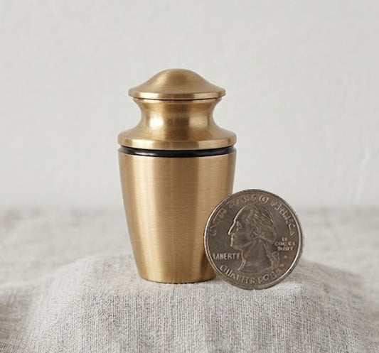 Relicario mini urna UR 3687 fabricado en bronce de alta calidad para cenizas, con acabado sobrio y diseño elegante para conmemoración espiritual.